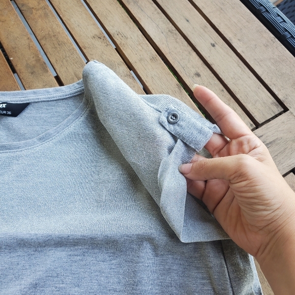 Chic Gray Striped T-Shirt with Shimmering Detailing – Casual & Stylish - Picture 8 of 9